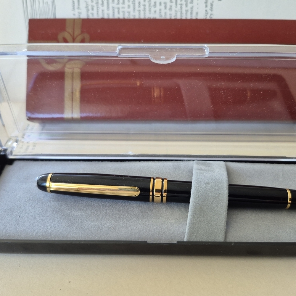 Elegant Black Fountain Pen with Gold Accents - Picture 4 of 6
